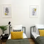 Spacious Basic Home In The City Center