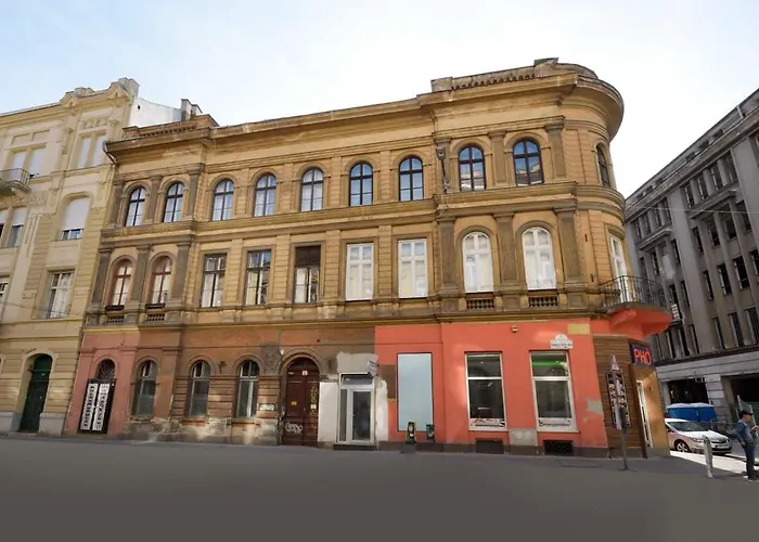 Spacious Basic Home In The City Center