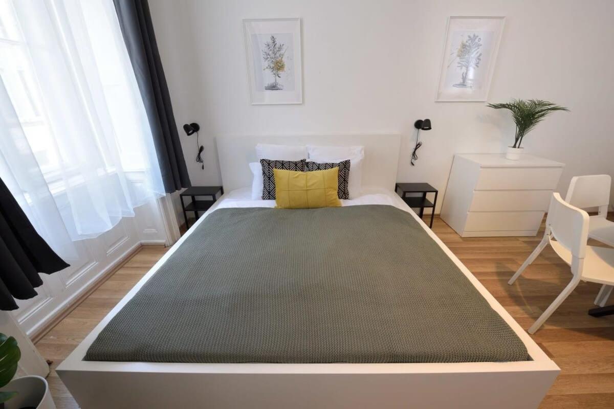 Apartment Spacious Basic In The Center Budapest
