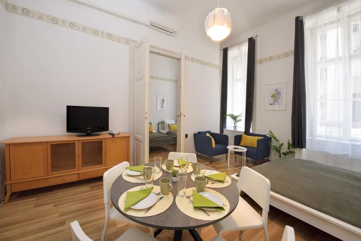 Spacious Basic In The Center Apartament *